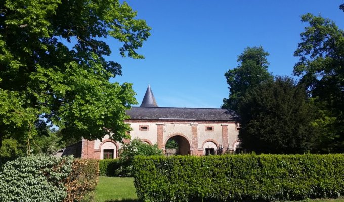 Location Maison de Charme Pays de la Loire dans le jardin d'un chateau avec piscine et terrain de tennis à disposition