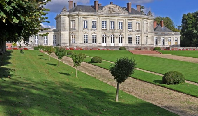 Location Maison de Charme Pays de la Loire dans le jardin d'un chateau avec piscine et terrain de tennis à disposition