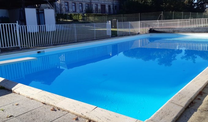 Location Maison de Charme Pays de la Loire dans le jardin d'un chateau avec piscine et terrain de tennis à disposition