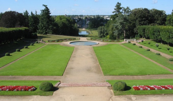 Location Maison de Charme Pays de la Loire dans le jardin d'un chateau avec piscine et terrain de tennis à disposition