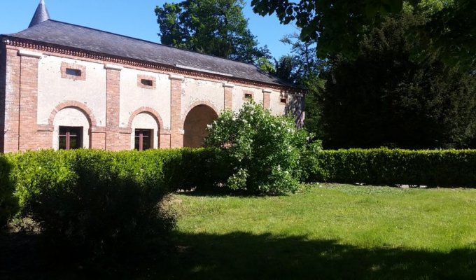 Location Maison de Charme Pays de la Loire dans le jardin d'un chateau avec piscine et terrain de tennis à disposition