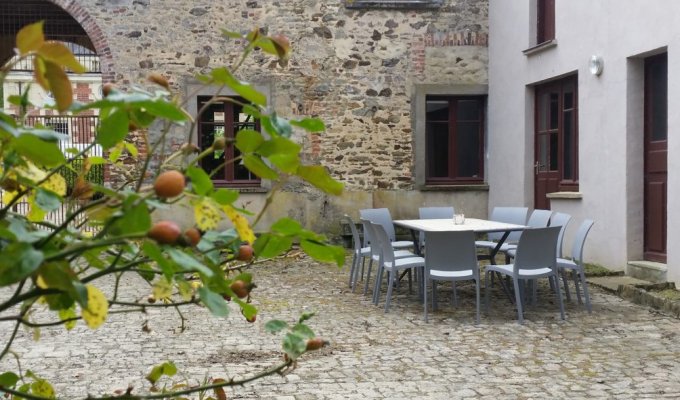 Location Maison de Charme Pays de la Loire dans le jardin d'un chateau avec piscine et terrain de tennis à disposition