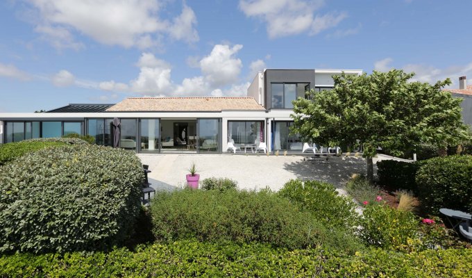 Vendee Location Villa Luxe Les Sables d'Olonnes vue sur mer avec piscine intérieure chauffée