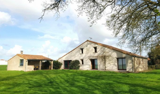 Vendee Location Maison Vacances Puy du Fou avec piscine intérieure chauffée et cuisine extérieur