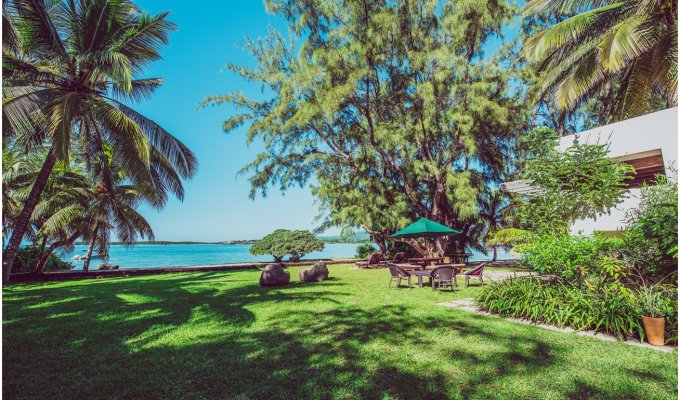 Location villa Ile Maurice pieds dans l'eau à Trou d'Eau Douce proche de l'Ile aux Cerfs avec personnel