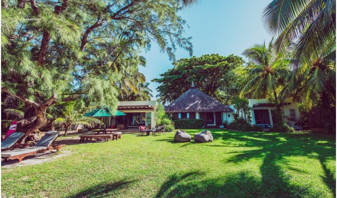 Location villa Ile Maurice pieds dans l'eau à Trou d'Eau Douce proche de l'Ile aux Cerfs avec personnel