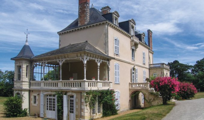 Pays de la Loire Location Maison de Charme Angers avec 2 piscines à disposition sur le domaine d'un château