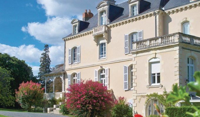 Pays de la Loire Location Maison de Charme Angers avec 2 piscines à disposition sur le domaine d'un château