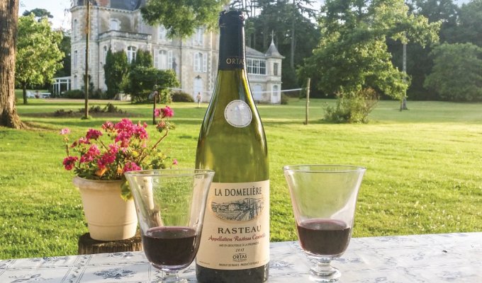 Pays de la Loire Location Maison de Charme Angers avec 2 piscines à disposition sur le domaine d'un château