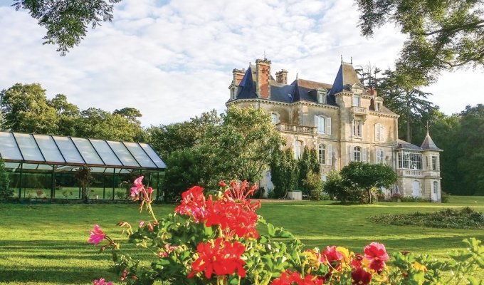 Pays de la Loire Location Maison de Charme Angers avec 2 piscines à disposition sur le domaine d'un château