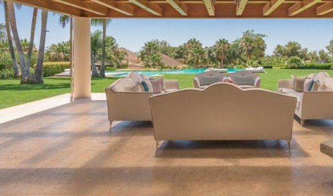 Large terrasse couverte et vue sur jardin