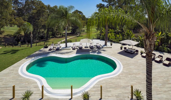 Piscine et terrasse solarium