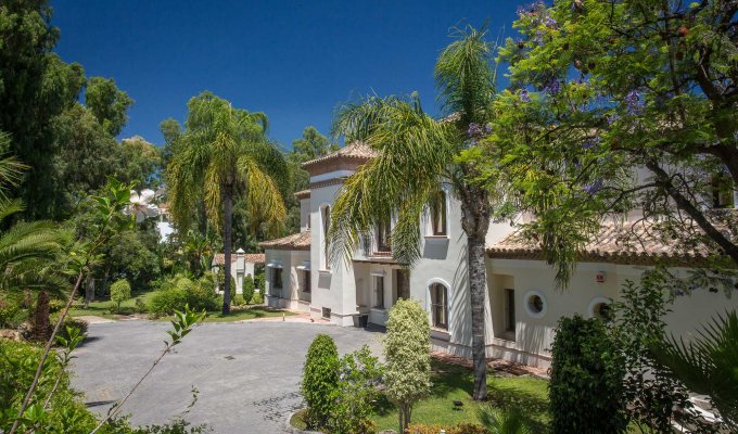 Villa en façade et jardins luxuriants