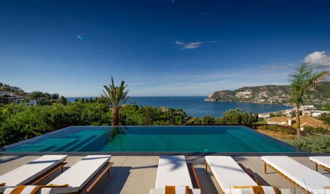 Piscine panoramique vue mer