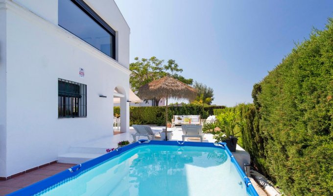 Villa avec piscine tubulaire et 45m de la mer