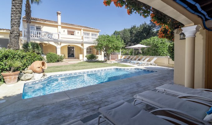 Villa de style andalou et piscine privée