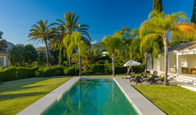 Grande piscine et jardin arboré