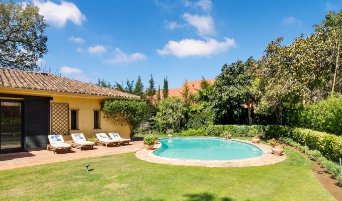 Piscine et jardin verdoyant