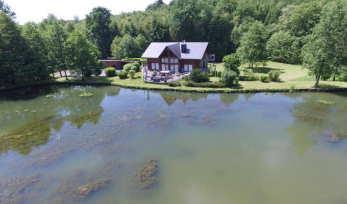 Location Chalet vacances 5* Ardennes bord étang dans écrin de verdure