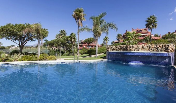 Piscine à débordement sur jardin arboré