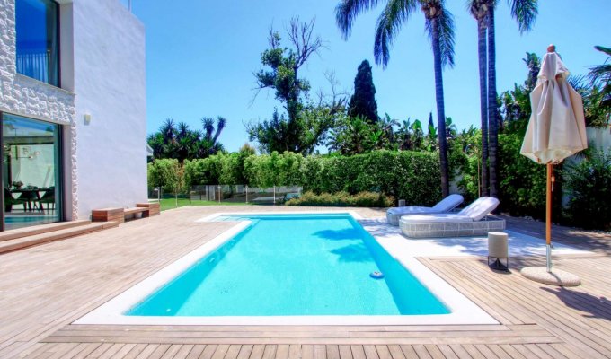 Piscine chauffée dans un parc clôturé