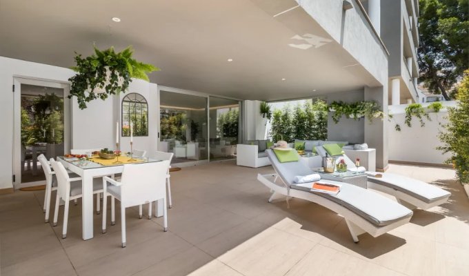 Grande terrasse privative et couverte