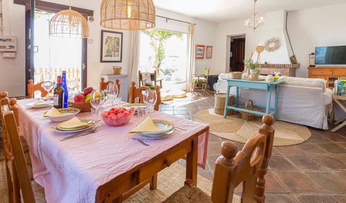 Salle à manger et salon avec TV