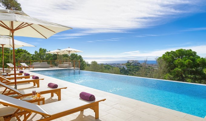 Piscine panoramique avec vue mer 