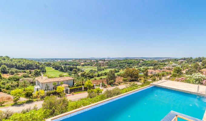 Piscine panoramique sur golf San Roque