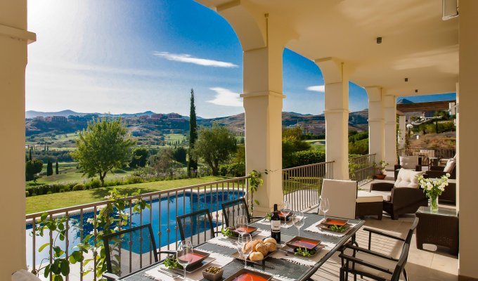 Terrasse couverte avec table pour 10 personnes