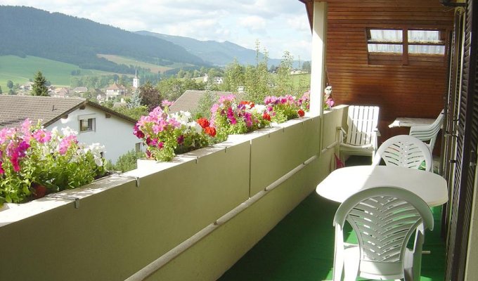 Location Appartement en Villa 4/6 pers à 20 km du lac à Travers dans le canton de Neuchâtel (Vue depuis le balcon de l'appartement du 2ème étage)