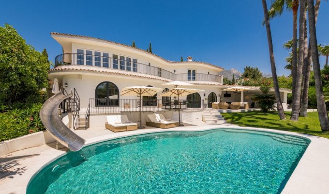 Piscine avec toboggan