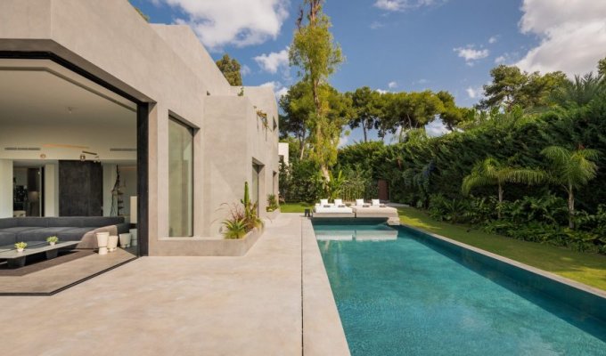 Piscine privée entourant la villa