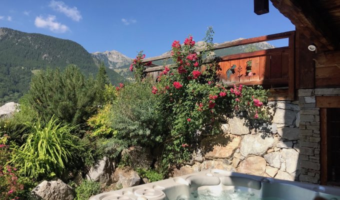 Location Chalet Luxe Serre Chevalier au pied des pistes avec spa sauna et services de conciergerie