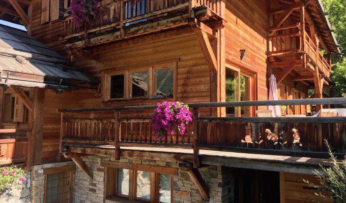 Location Chalet Luxe Serre Chevalier au pied des pistes avec spa sauna et services de conciergerie