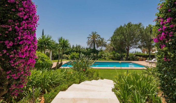 Piscine sur vaste jardin 