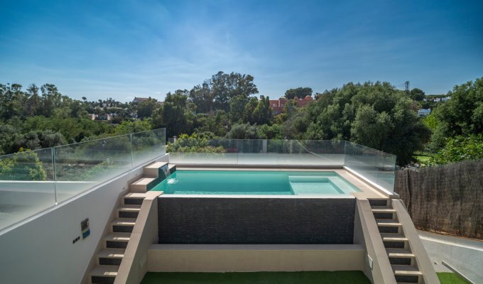 Piscine sécurisée avec vitre