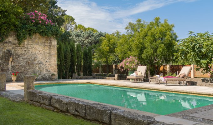 Languedoc Roussillon location chateau Uzes avec piscine privée 