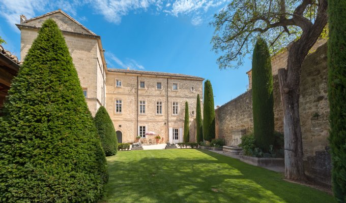 Languedoc Roussillon location chateau Uzes avec piscine privée 