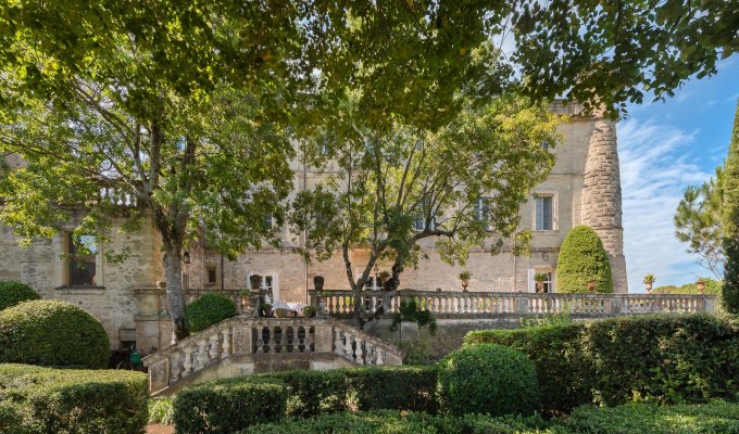 Languedoc Roussillon location chateau Uzes avec piscine privée 