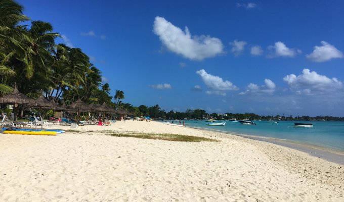 Location villa Ile Maurice Pieds dans l'eau sur la plage de Trou aux Biches avec personnel