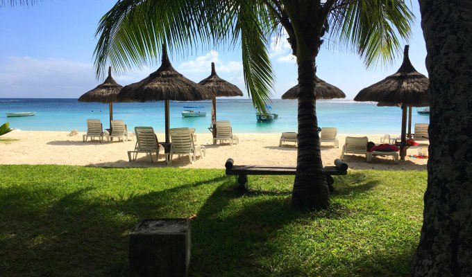 Location villa Ile Maurice Pieds dans l'eau sur la plage de Trou aux Biches avec personnel