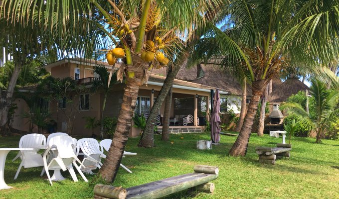 Location villa Ile Maurice Pieds dans l'eau sur la plage de Trou aux Biches avec personnel