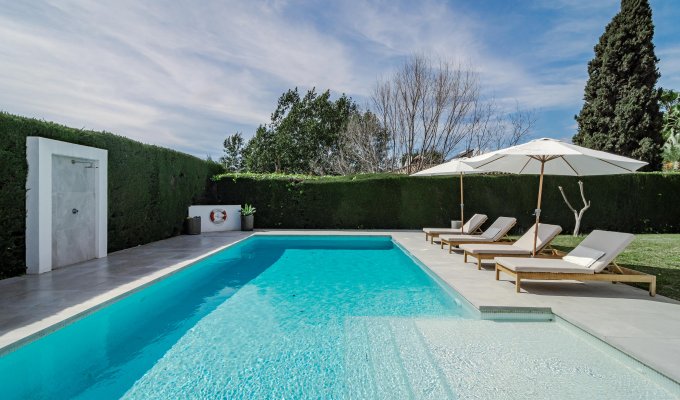 piscine privée avec chaisses longues