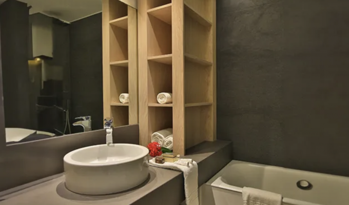 Chambre individuelle vue mer en établissement 4 étoiles Guadeloupe Le Gosier transats piscine et plage, 2 pers