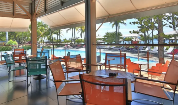Chambre individuelle vue mer en établissement 4 étoiles Guadeloupe Le Gosier transats piscine et plage, 2 pers