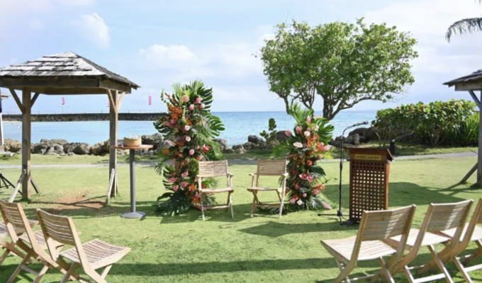 Chambre individuelle vue mer en établissement 4 étoiles Guadeloupe Le Gosier transats piscine et plage, 2 pers