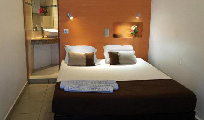 Chambre individuelle en résidence 2 étoiles Guadeloupe Le Gosier accès piscine et plage à pieds, 2 pers