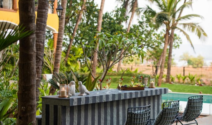 Location villa de luxe Goa avec piscine privée et vue rivière, proche des plages avec petit-déjeuner et ménage