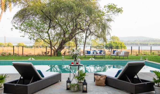 Location villa de luxe Goa avec piscine privée et vue rivière, proche des plages avec petit-déjeuner et ménage